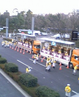 公園前には、受付の大型トラックがたくさん